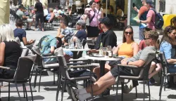 GUZVA U GRADU, TURISTI, TERASA, PULA, 08.07.2025. SNIMIO MILIVOJ MIJOSEK