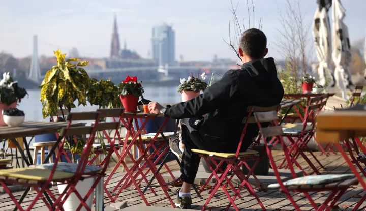 Osijek, 20. 11. 2025., Kopika, foto&scaron;etnja, Bajta; kava; ispijanje kave; lijep dan; sunčano vrijeme; D vitamin; opu&scaron;tanje uz Dravu; iskoristite lijepo, mirno, tiho i sunčano vrijeme tko možeSNIMIO BRUNO JOBST