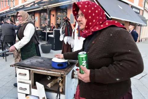 Vinkovci...23.02.2025.Organizirane prve Poklade i Pokladna povorka u Vinkovcima pod geslom "Bu&scaron;arice otkrij svoje lice" s oko 400 sudionika u 15 KUD-ova iz mjesta Slavonije, Baranje i Srijema.Foto: Gordan Panić