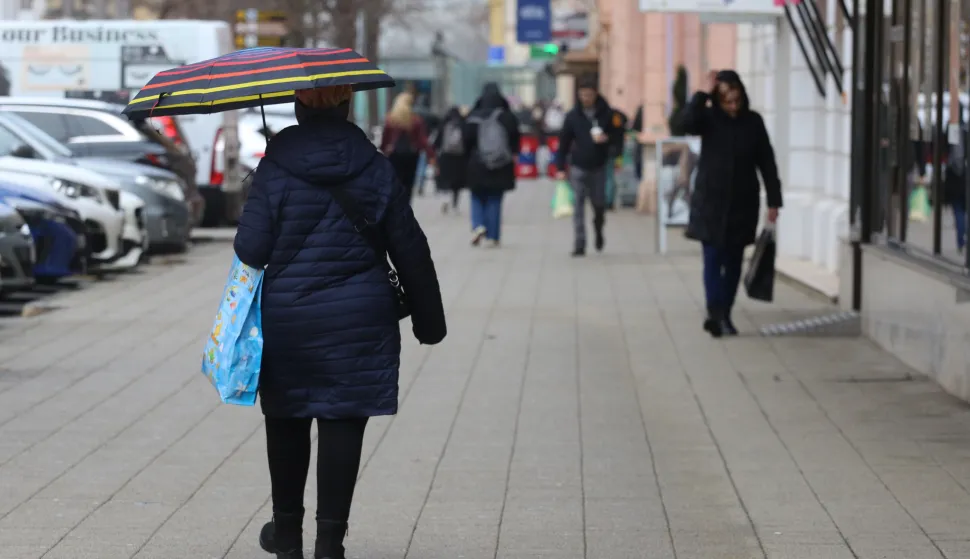 Osijek, 28. 01. 2026, Županijska ulica. &Scaron;etači. Slijedećih dana vrieme bi moglo biti ki&scaron;ovito, dana&scaron;nja prijepodnevna slaba ki&scaron;ica. Vrijekem, prognoza, ki&scaron;ica, slobodnjak, ilustracja.snimio GOJKO MITIĆ