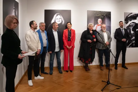 Osijek, 5. 2. 2026., Izložba Osijek kao susret - Lica grada, Domagoj i Marin Topić, MLUIvan Roth; Marin Topić; Domagoj Topić; Ivana Katavić Milardović; Helena Sablić Tomić; Eduard Hudolik; Ivan Radić; izložba; lica grada; portreti; fotografija; posjetitelji; MLU; kultura; umjetnost
