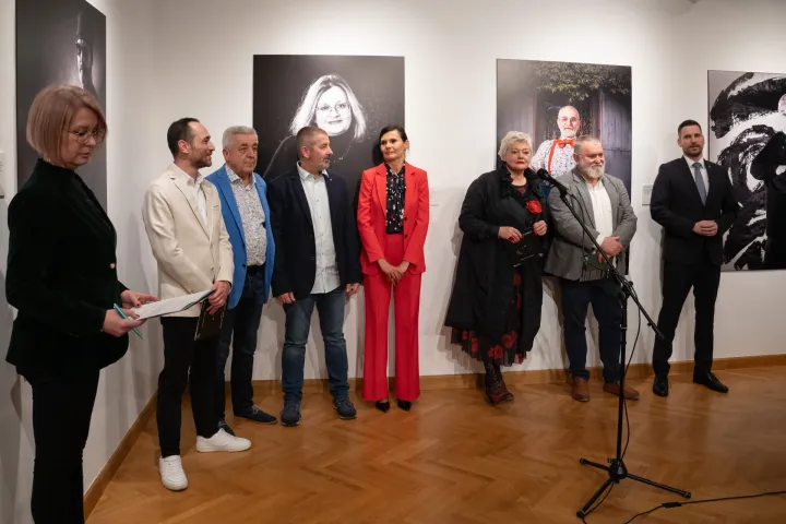 Osijek, 5. 2. 2026., Izložba Osijek kao susret - Lica grada, Domagoj i Marin Topić, MLUIvan Roth; Marin Topić; Domagoj Topić; Ivana Katavić Milardović; Helena Sablić Tomić; Eduard Hudolik; Ivan Radić; izložba; lica grada; portreti; fotografija; posjetitelji; MLU; kultura; umjetnost