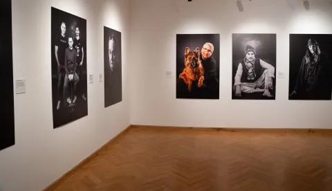 Osijek, 5. 2. 2026., Izložba Osijek kao susret - Lica grada, Domagoj i Marin Topić, MLUizložba; lica grada; portreti; fotografija; posjetitelji; MLU; kultura; umjetnost; djela