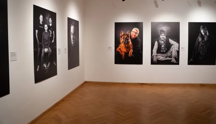 Osijek, 5. 2. 2026., Izložba Osijek kao susret - Lica grada, Domagoj i Marin Topić, MLUizložba; lica grada; portreti; fotografija; posjetitelji; MLU; kultura; umjetnost; djela