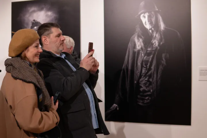 Osijek, 5. 2. 2026., Izložba Osijek kao susret - Lica grada, Domagoj i Marin Topić, MLUizložba; lica grada; portreti; fotografija; posjetitelji; MLU; kultura; umjetnost; posjetitelji