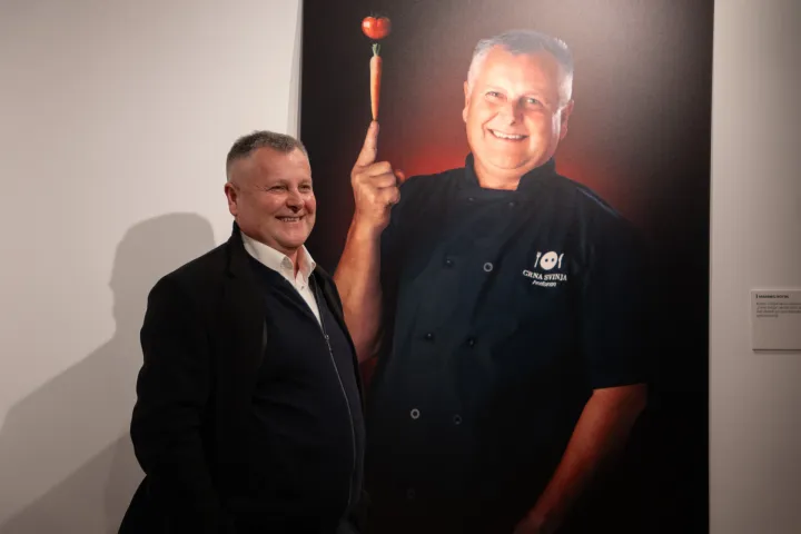 Osijek, 5. 2. 2026., Izložba Osijek kao susret - Lica grada, Domagoj i Marin Topić, MLUMarinko Rotim; izložba; lica grada; portreti; fotografija; posjetitelji; MLU; kultura; umjetnost