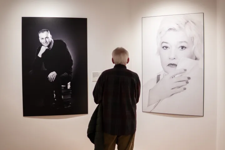 Osijek, 5. 2. 2026., Izložba Osijek kao susret - Lica grada, Domagoj i Marin Topić, MLUizložba; lica grada; portreti; fotografija; posjetitelji; MLU; kultura; umjetnost