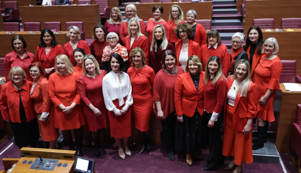 Zagreb, 06.02.2026 - Nastavak 9. sjednice Hrvatskog sabora koja je započela raspravom o Izvje&scaron;ću o uredbi koju je Vlada Republike Hrvatske donijela na temelju zakonske ovlasti. Saborske zastupnice su svečano obilježavanje Dana crvenih haljina u povodu Nacionalnog dana borbe protiv moždanog udara u žena.foto HINA/ Admir BULJUBA&Scaron;IĆ/ abu