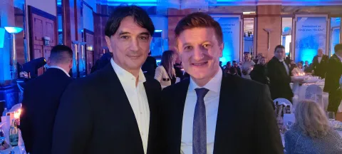 VINKOVCIU zagrebačkom hotelu Westin održana je humanitarna gala večer "Građevinari za Dječji dom 'Sv. Ana' u Vinkovcima". Građevinari iz cijele Hrvatske ukupno su prikupili vi&scaron;e od 250.000 eura, a održana je i aukcija dresa Luke Modrića, koji je prodan za čak 36.000 eura! siječanj 2026.