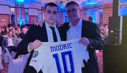 VINKOVCIU zagrebačkom hotelu Westin održana je humanitarna gala večer "Građevinari za Dječji dom 'Sv. Ana' u Vinkovcima". Građevinari iz cijele Hrvatske ukupno su prikupili vi&scaron;e od 250.000 eura, a održana je i aukcija dresa Luke Modrića, koji je prodan za čak 36.000 eura! siječanj 2026.