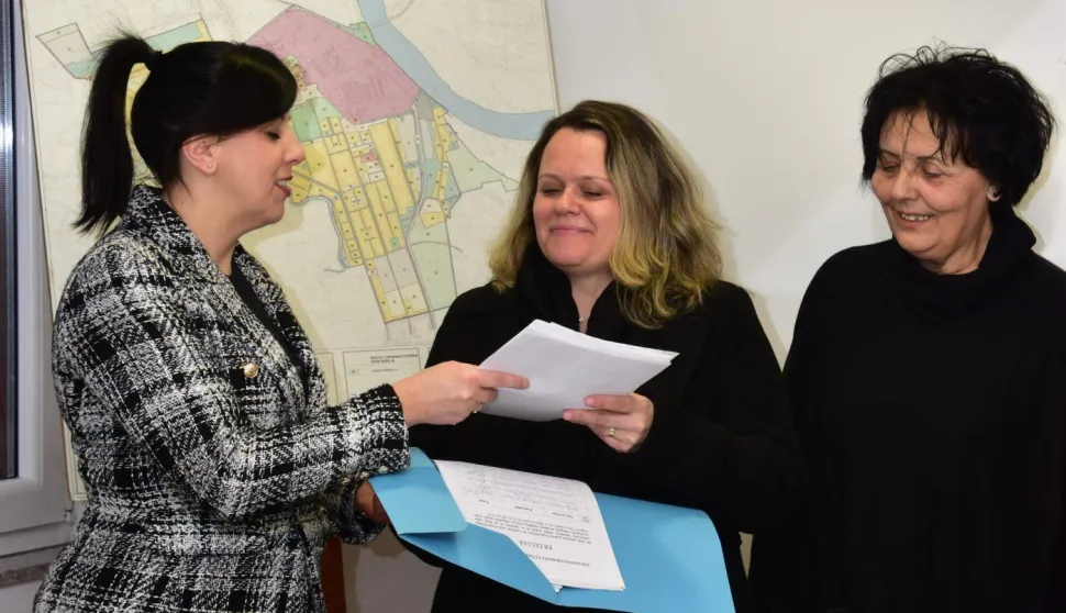 BELI&Scaron;ĆANIGrađani Beli&scaron;ća u četvrtak su Gradskom vijeću predali potpise kojima traže da se zabranom ili drugim mjerama spriječi odlaganje obrađenog otpadnog mulja na odlagali&scaron;tu Staro Valpovosiječanj 2026.