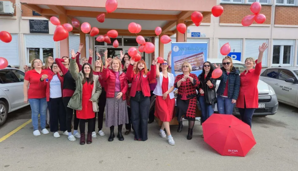Žene u crvenom u Županjifoto: Dom zdravlja 