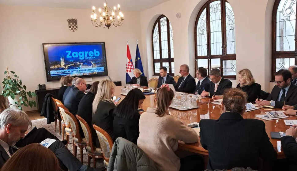 ZAGREB, 6. veljače 2026. (Hina) - U nastojanju da Hrvatska dobije sjedi&scaron;te Carinskog tijela Europske unije (EUCA), državna tajnica za Europu Andreja Metelko Zgombić i direktor Carinske uprave Mario Demirović ugostili su u petak u MVEP-u brifing za veleposlanike EU-a, stoji na X-u Ministarstva vanjskih i europskih poslova. 