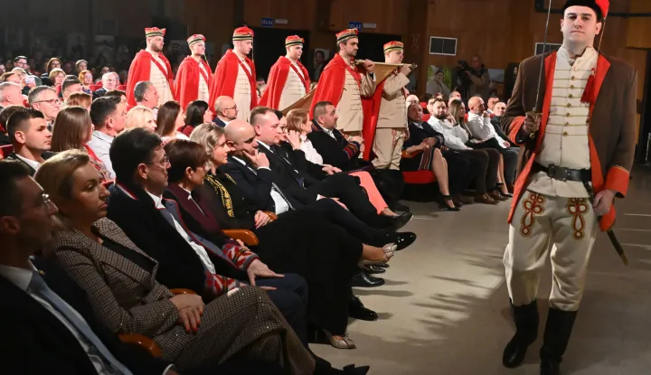 Županja, 6.2.2026. - Glazbeno-scenskom priredbom "&Scaron;penzle moje, graničarsko ruvo" te izborom najljep&scaron;e djevojke u narodnoj no&scaron;nji &Scaron;okački cvit, u Županji je u petak nave?er otvoreno 59. &Scaron;okačko sijelo, najznačajnija manifestacija tradicijske kulture Županjske Posavine. foto HINA/ Gordan Pani?/ ua