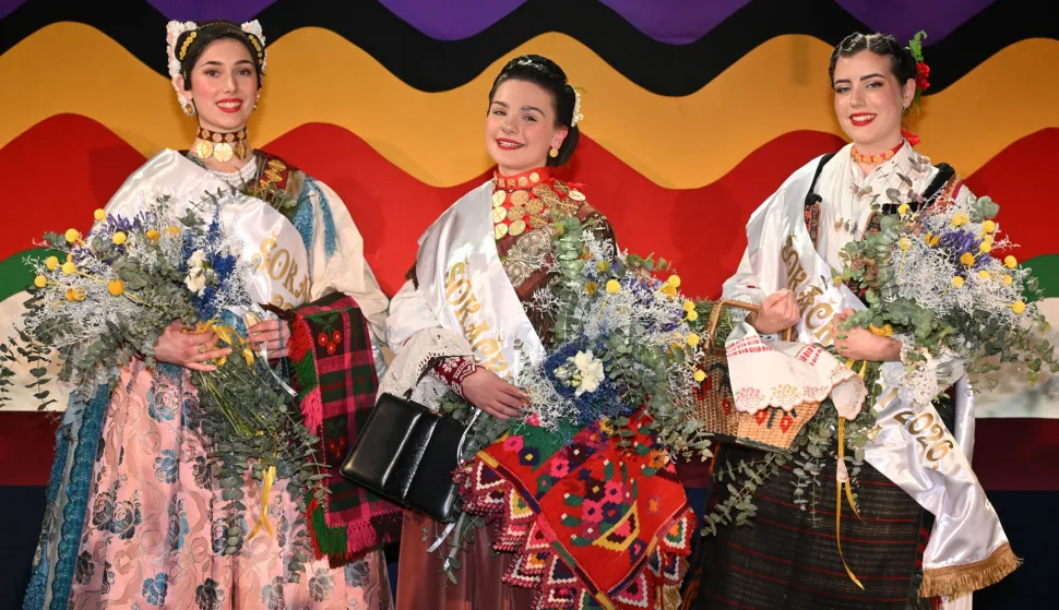 &Scaron;okačko sijelo, &Scaron;okački cvit?upanja, 06.02.2026. - U Kulturnom centru Ivana Hermana je, u okviru programa 59. ?oka?kog sijela, odr?an izbor najljep?e djevojke u narodnoj no?nji, koja je ponijela laskavu titulu ??oka?ki cvit 2026.?. Na fotografiji Ivona Kne?evi? (prva pratilja), Marija Karali? (?oka?ki cvit 2026.) i Vi?nja Solja?i? (druga pratilja). foto HINA/ Gordan Pani?/ gp