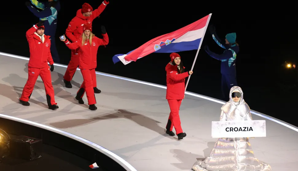 Milano, 6.2.2026.- Sve?ano otvaranje XXV Zimskih olimpijskih igara na stadionu San Siro u Milanu. Na slici Ivan Martini?, Katarina Buri?, Benny Bruggemans i Valentina A??i? sa hrvatskom zastavom. foto HINA/ Damir SEN?AR/ ua