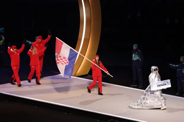 Milano, 6.2.2026.- Sve?ano otvaranje XXV Zimskih olimpijskih igara na stadionu San Siro u Milanu. Na slici Ivan Martini?, Katarina Buri?, Benny Bruggemans i Valentina A??i? sa hrvatskom zastavom. foto HINA/ Damir SEN?AR/ ua