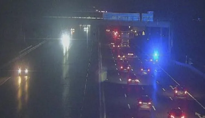 Velika policijska akcija odvijala se jučer navečer na Južnoj autocesti (A2) kod Traiskirchena u Austriji, nakon &scaron;to su vozači prijavili da se na autocesti nalazi skupina od četrdesetak maskiranih osoba. 