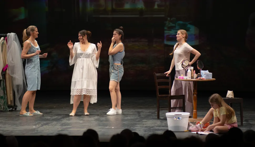 Osijek, 6. 2. 2026., Premijera predstave Dok zvijezde ne padnuIvana Soldo Čabraja; Antonija Pintarić; Antonija Mrkonjić; Klara Debeljak; premijera; predstava; HNK; Dok zvijezde ne padnu; glumci; posjetitelji; kazali&scaron;te; kultura