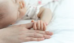 The newborn baby sleeps and grabs the mother's fingermajka beba roditelji novorođenče ruka dijete rođenje ilustracija freepik