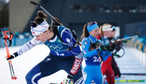 France's Julia Simon (L) prepares to leave the shooting range the mixed biathlon 4 x 6km relay event during the Milano Cortina 2026 Winter Olympic Games at the Anterselva Biathlon Arena (Sudtirol Arena) in Anterselva (Val Pusteria) on February 8, 2026. (Photo by Odd ANDERSEN/AFP)