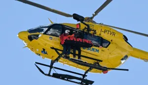 US' Lindsey Vonn is transported by helicopter after crashing in the women's downhill event during the Milano Cortina 2026 Winter Olympic Games at the Tofane Alpine Skiing Centre in Cortina d?Ampezzo on February 8, 2026. (Photo by Fran?ois-Xavier MARIT/AFP)