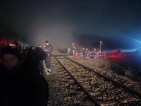 Požar HŽ vlaka, ljudi čekaju novi vlak na stajali&scaron;tu Dopsin, 8.2.2026.