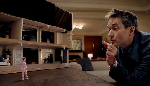 Elizabeth Banks i Matthew Macfadyen u seriji "The Miniature Wife"