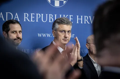 Zagreb, 9.2.2026 - Predsjednik Vlade Andrej Plenković primio je hrvatsku futsalsku reprezentaciju i izaslanstvo HNS-a povodom osvajanja brončane medalje na UEFA Europskom futsalskom prvenstvu 2026., koje se održavalo u Latviji, Litvi i Sloveniji. Na slici Tonči Glavina i Andrej Plenković.Foto Hina/ Dario GRZELJ/ dag