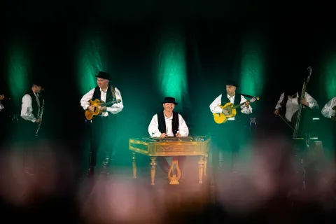 Na Dan zaljubljenih, 14. veljače u 19 sati, pozornica Hrvatskog narodnog kazali&scaron;ta u Osijeku pretvara se u rasko&scaron;nu glazbenu rijeku stoljeća hrvatske ba&scaron;tine.