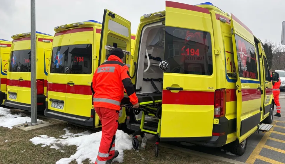 Bjelovar, 22.01.2026. - Zavod za hitnu medicinu Bjelovarsko-bilogorske županije danas je preuzeo pet novih vozila za hitnu medicinsku pomoć i jedno sanitetsko vozilo prilagođeno osobama s invaliditetom, u sklopu javne nabave vrijedne 1,94 milijuna eura. foto HINA/ Igor KOKORU&Scaron;/ tm