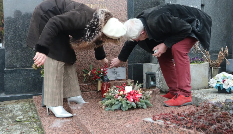 Osijek, 09. 02. 2026, Anino groblje, Ugruga Snaga Kulture postavila je pločice na grob gdije je sahranjena, Paulina Hermann - Wessely. Davor Horvat, predsjednik udruge i Anica Perković, tajnica udruge.snimio GOJKO MITIĆ