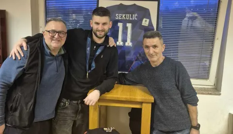 Antonio Sekulić sa svojim nekada&scaron;njim trenerimaUSTUPLJENA FOTOGRAFIJA