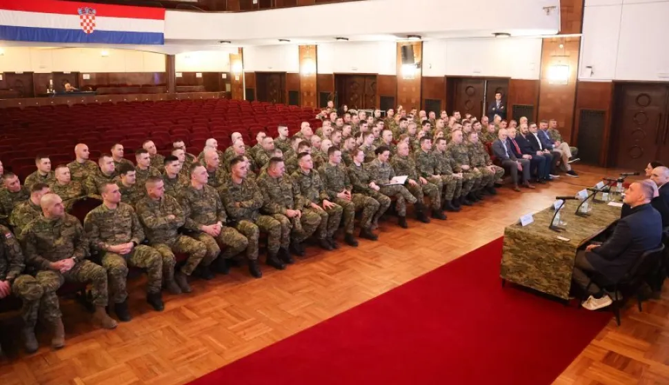 Edukativno i motivacijsko predavanje za instruktore temeljnog vojnog osposobljavanja održano je danas u Domu HV-a "Zvonimir" u Zagrebu.