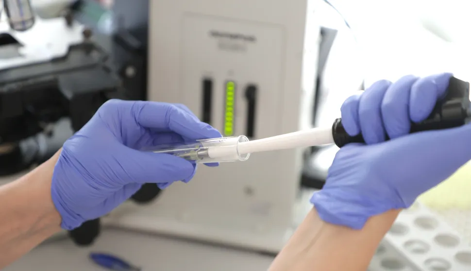 Osijek, 05. 11. 2025., KBC osijek, OHBP, Odjel za hitnu laboratorijsku dijagnostiku i analitičku toksikologiju, EU Lab Day, Europski dan laboratorijske medicine, Klinički zavod za laboratorijsku dijagnostiku, dijgnostika, medicina, laboratorij, bolnica, posjet, učenici osnovnih i srednjih &scaron;kola, uzorak; analiza; epidemija; pandemija; bolest; ilustracija SNIMIO BRUNO JOBST