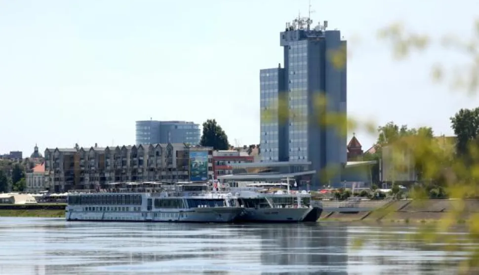 snimio Davor KIBEL, Osijek, 08.06.2016.  Rijeka Drava, Kod Galije su privezana dva kruzera