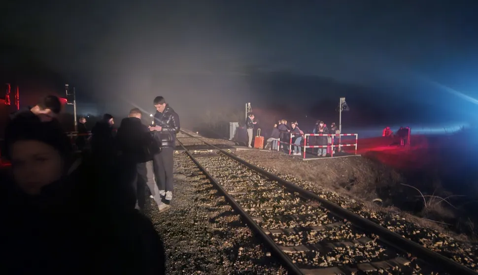Požar HŽ vlaka, ljudi čekaju novi vlak na stajali&scaron;tu Dopsin, 8.2.2026.