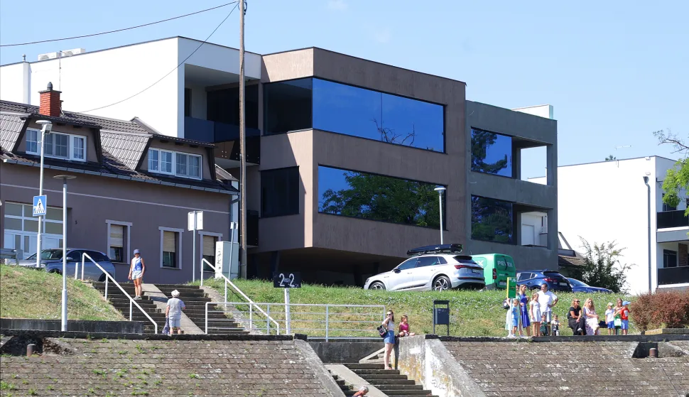 Osijek, 19. 07. 2025., Splavarska ulica, novogradnja, nekretnine, nekretnina, stanovanje, zgrada, uz rijeku Dravu, Drava, urbana vila; ilustracijaSNIMIO BRUNO JOBST