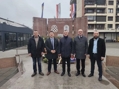 DONJI MIHOLJACU povodu Dana Općine Odžak, u Velikoj dvorani Centra za kulturu u Odžaku 9. veljače održana je svečana sjednica Općinskog vijeća, ujedno i sredi&scaron;nji događaj programa obilježavanja 30 godina povratka u Odžak. Uoči svečane sjednice, ispred Sredi&scaron;njeg spomenika poginulim braniteljima, zapaljene su svijeće i položeni vijenci u znak sjećanja na sve poginule branitelje Odžaka. Počast su, uz izaslanstva državnih i lokalnih institucija Bosne i Hercegovine te brojne dužnosnike iz Republike Hrvatske, odali i donjomiholjački gradonačelnik Dražen Trcović te načelnici Općine Viljevo i Općine Podravska Moslavina, Dominik Knežević i Dominik Cerić.