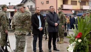 DONJI MIHOLJACU povodu Dana Općine Odžak, u Velikoj dvorani Centra za kulturu u Odžaku 9. veljače održana je svečana sjednica Općinskog vijeća, ujedno i sredi&scaron;nji događaj programa obilježavanja 30 godina povratka u Odžak. Uoči svečane sjednice, ispred Sredi&scaron;njeg spomenika poginulim braniteljima, zapaljene su svijeće i položeni vijenci u znak sjećanja na sve poginule branitelje Odžaka. Počast su, uz izaslanstva državnih i lokalnih institucija Bosne i Hercegovine te brojne dužnosnike iz Republike Hrvatske, odali i donjomiholjački gradonačelnik Dražen Trcović te načelnici Općine Viljevo i Općine Podravska Moslavina, Dominik Knežević i Dominik Cerić.