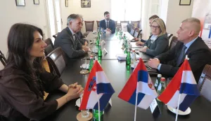 Subotica, 10.02.2026. - Saborska zastupnica i predsjednica Hrvatskog nacionalnog vijeća (HNV) Jasna Vojnić i predsjednik SDSS-a i saborski zastupnik Milorad Pupovac poručili su u utorak u Beogradu kako kao "zlatni most" između dvije države nastoje podići hrvatsko-srpske odnose na vi&scaron;u razinu. foto HINA/ Velimir ILIĆ/ vi