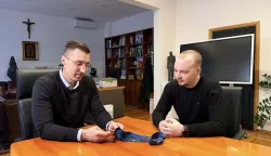 Vinkovački gradonačelnik Josip Romić i brončani Kristian &Scaron;o&scaron;tar