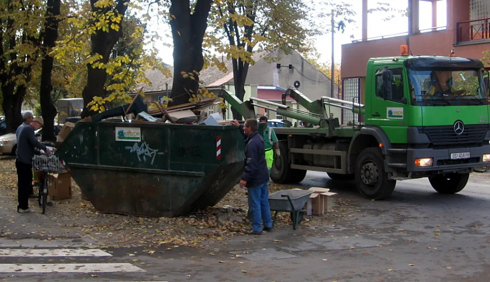 Osijek 25.10.2006odvoz smeća iz stepinčeve ulice,Snimio.Dino Tijardovic