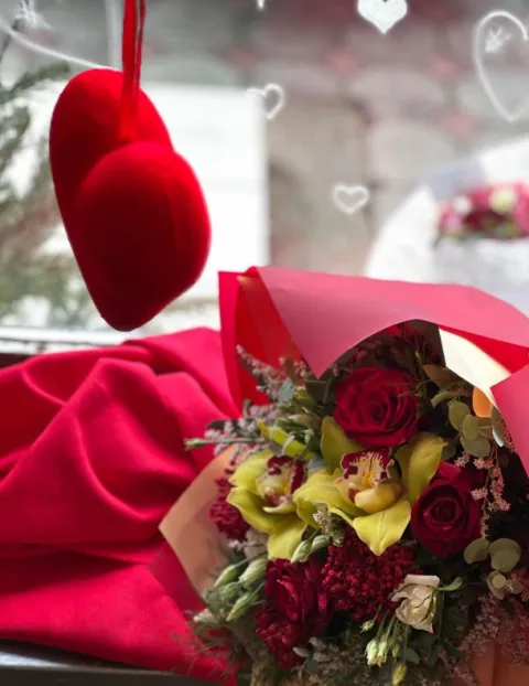 Mlađi mu&scaron;karci cvijeće daruju za Valentinovo, stariji vi&scaron;e drže do Dana žena