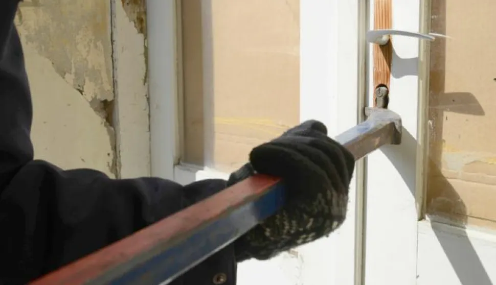 Osijek: 16.04.2014Provala vrata sa pajerom, ilustracija za crnu kroniku, obijanje, provala, razvaljivanjeSnimio: Josip eri