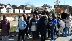 Vinkovci, 11.02.2026. - Obilazak radova na izgradnji nove zgrade Osnovne ?kole Ivana Gorana Kova?i?a u Vinkovcima. Rije? je o investiciji vrijednoj 15,5 milijuna eura kojom Vinkovci dobivaju potpuno novu, moderno opremljenu ?kolu i sportsku dvoranu. U?enici 3a razreda su na ogradu gradili?ta postavili svoje crte?e kako zami?ljaju novu ?kolu. Pridru?io im se u postavljanju i gradona?elnik Josip Romi?. foto HINA/Gordan Pani?/ gp