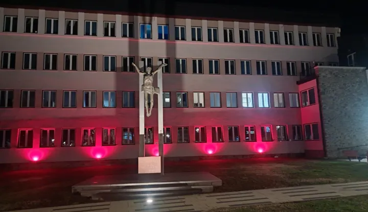 Podr&scaron;ka djeci s prirođenim srčanim gre&scaron;kama: Zgrada Gradske uprave u Na&scaron;icama večeras će zasjati crveno, 12. veljače 2026