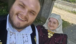 Supružnici Mandura svake nedjelje idu na misu u - narodnoj no&scaron;nji