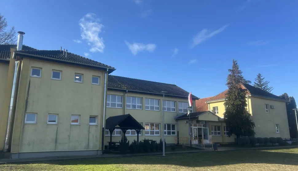 &Scaron;koli u &Scaron;ećerani velika dvorana i 10 učionica