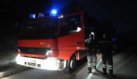 19.08.2012., Icevo, Rupe - Vatrogasci su cijelu noc dezurali na pozaristu te se borili s vatrom na podrucju Skradinskog zaledja. vatrogasci, ilustracija, noć, vatrogasno vozilo "nPhoto: Hrvoje Jelavic/PIXSELL